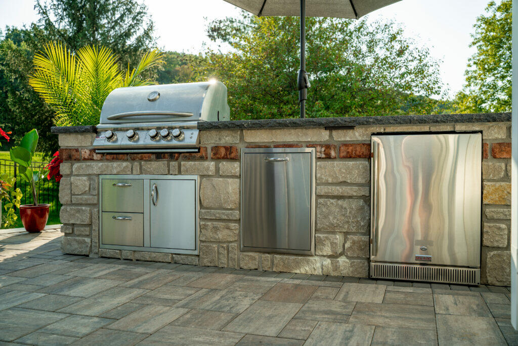 stone peninsula outdoor kitchen
