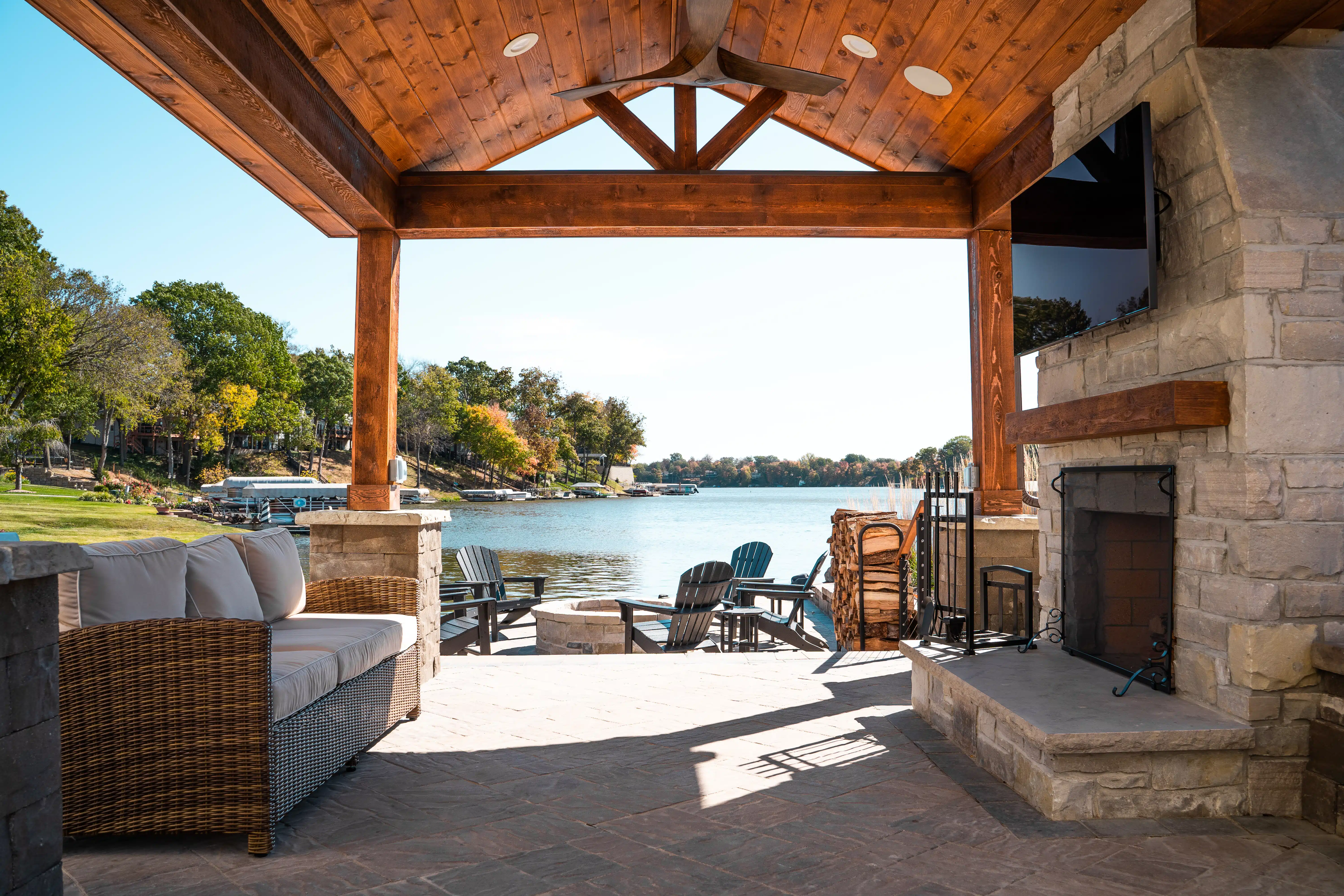 LAKESIDE LUXURY